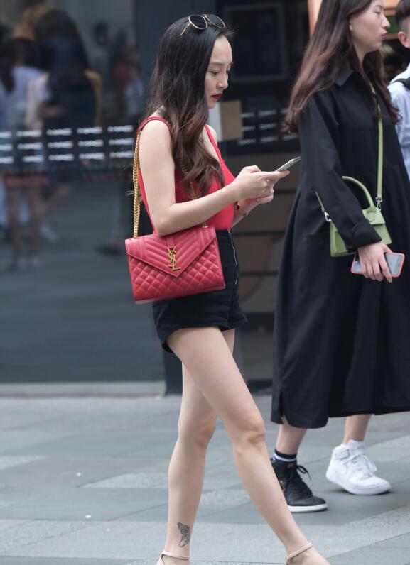 精选街拍 – 你喜欢这样的美女吗
