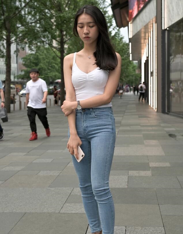 精选街拍 – 牛仔紧身牛仔裤美女