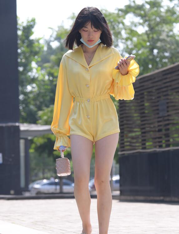 一始作品 遛狗女孩