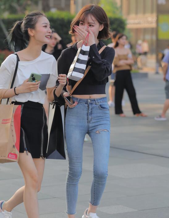 精选街拍 – 漂亮短发美眉