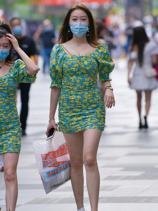 精选街拍 – 气质短裙闺蜜
