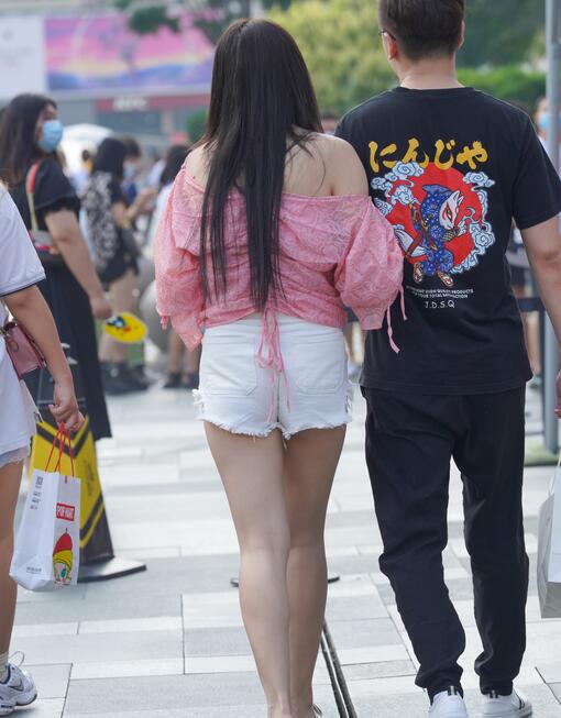 精选街拍 – 热裤女友