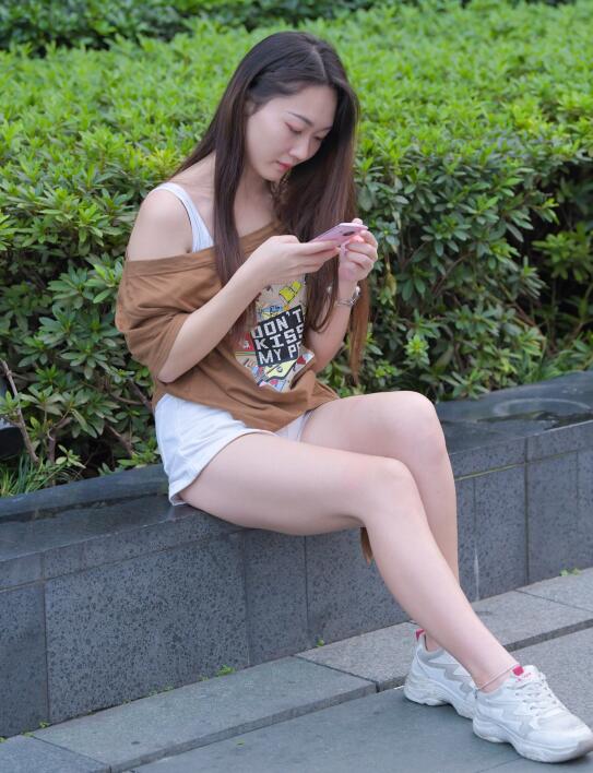 精选街拍 – 热裤坐姿的大白腿美女