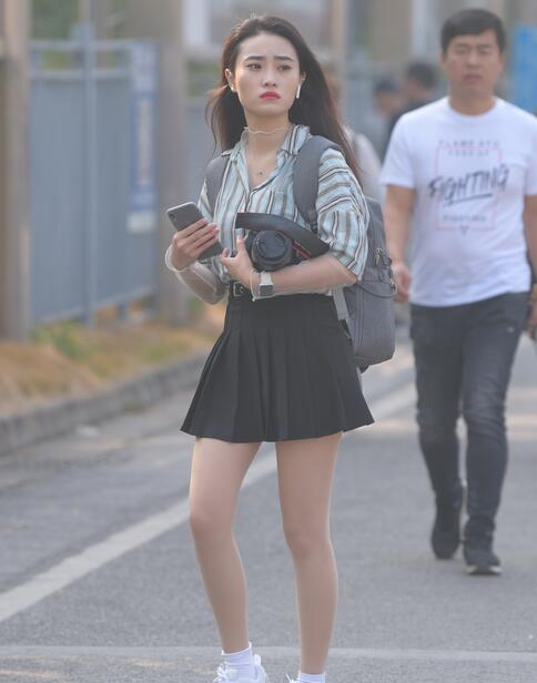 精选街拍 – 肉丝短裙美女摄影师