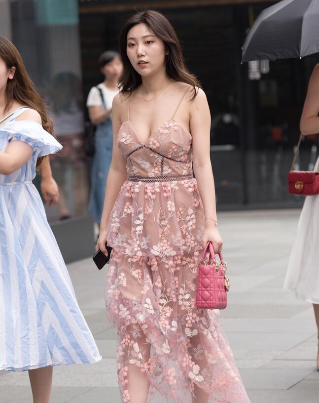 精选街拍 – 碎花裙的美女