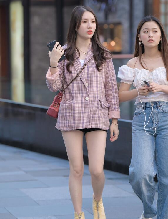 精选街拍 – 她这好美的一双玉腿