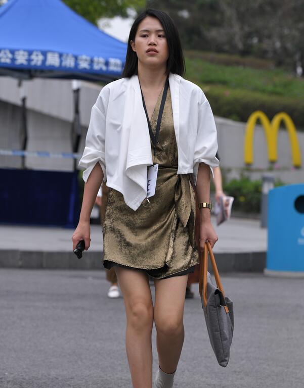 精选街拍 – 土豪金短裙
