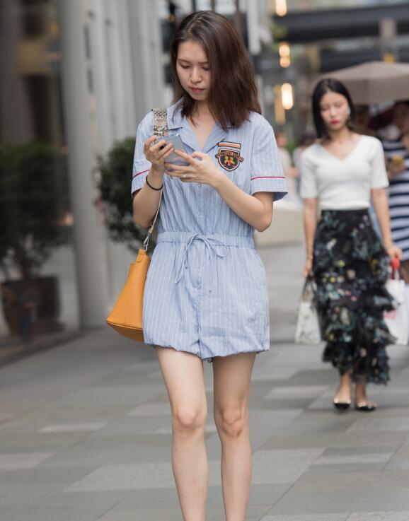精选街拍 – 玩手机的美女
