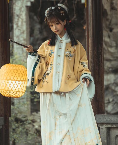 知名Coser@蠢沫沫 黄汉服