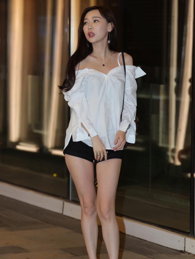 精选街拍 – 修长白腿美女