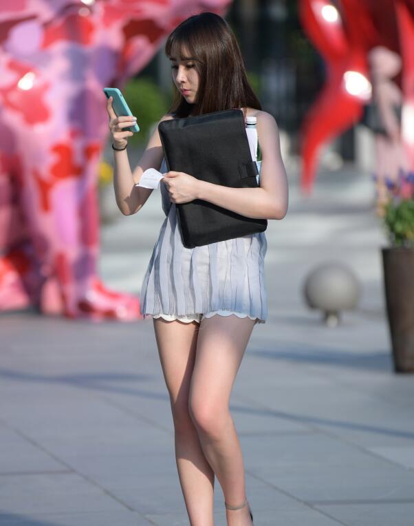 精选街拍 – 修长美腿时尚美女