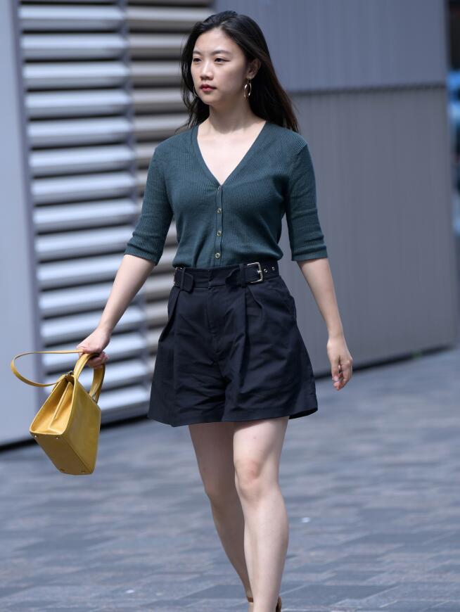 精选街拍 – 优雅白腿美女