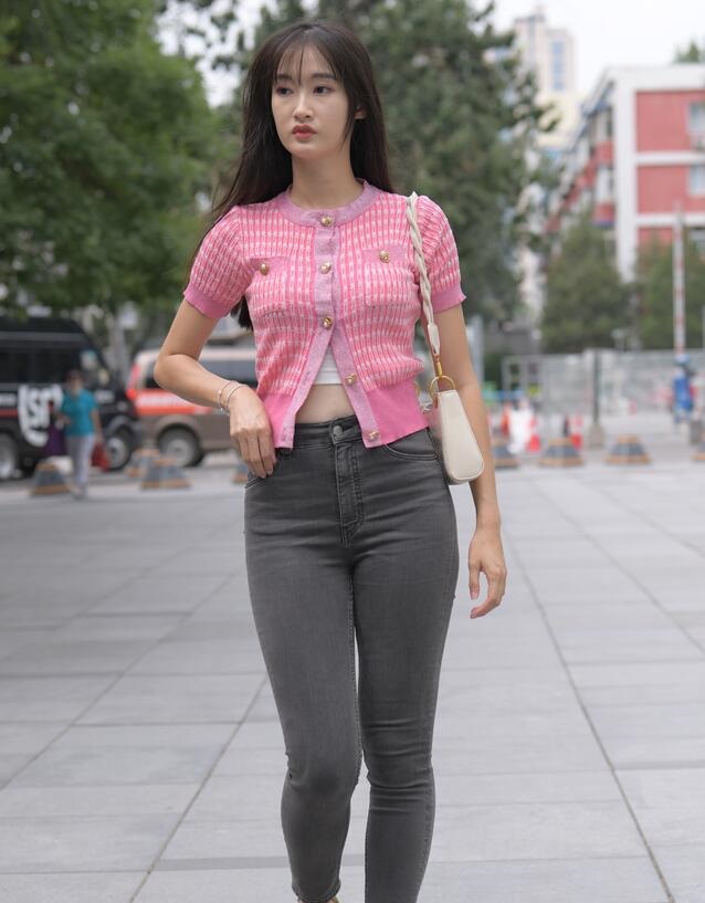 一只麋鹿作品 灰色牛仔裤美女