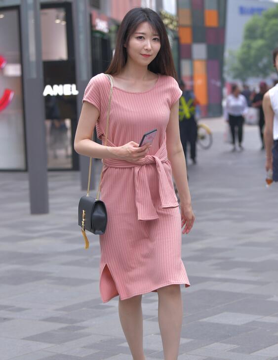 精选街拍 – 粉裙肉丝高跟美女