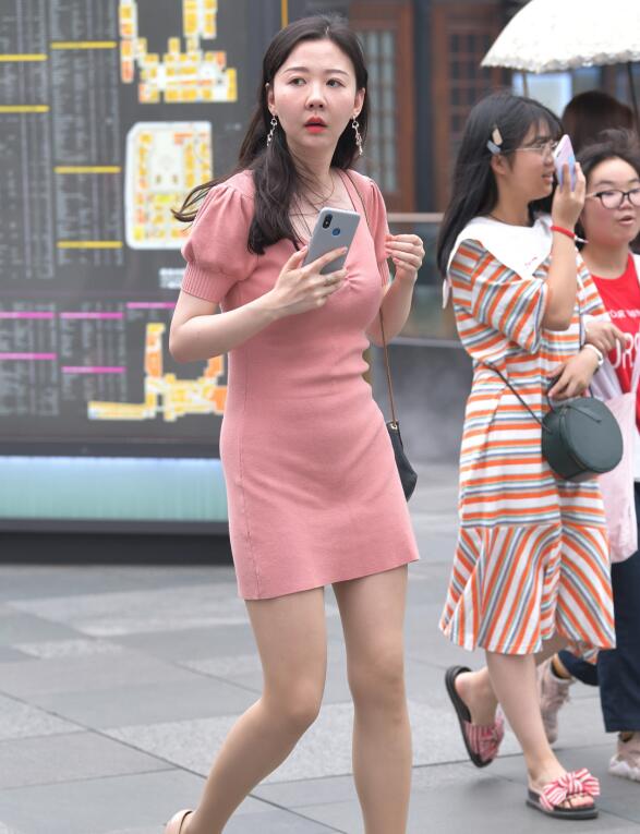 精选街拍 – 粉色短裙肉丝少妇
