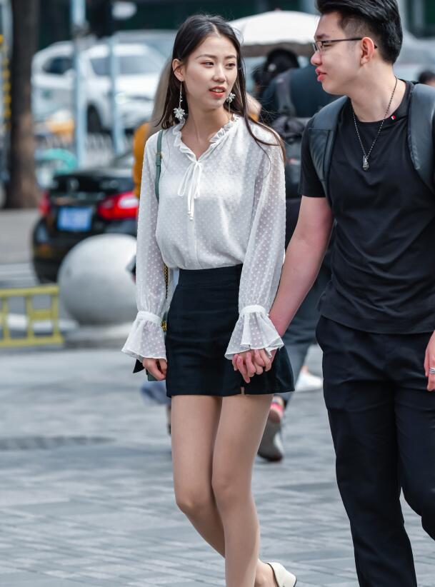精选街拍 – 高挑肉丝小妹