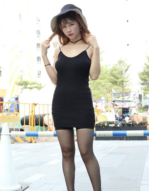 精选街拍 – 黑丝拖鞋美女