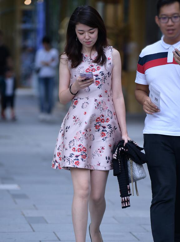 精选街拍 – 花短裙美女