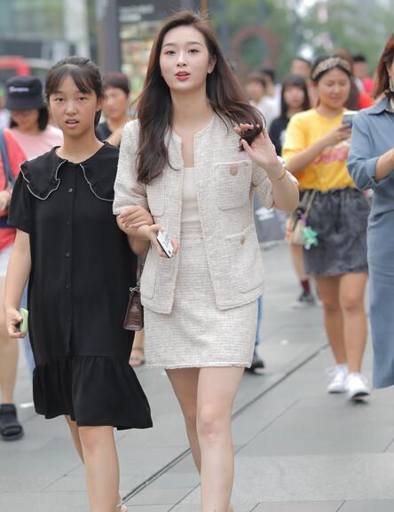 精选街拍 – 会捂嘴笑的女生都比较羞涩