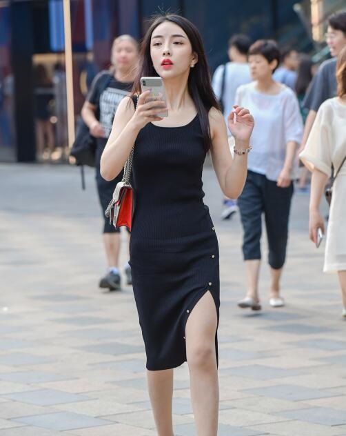 精选街拍 – 开叉裙肉丝小姐姐