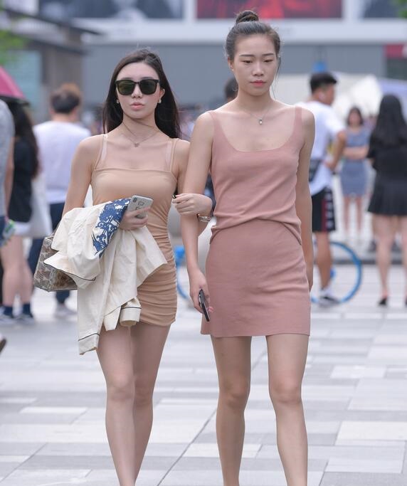 精选街拍 – 俩闺蜜，我更喜欢包臀裙的她