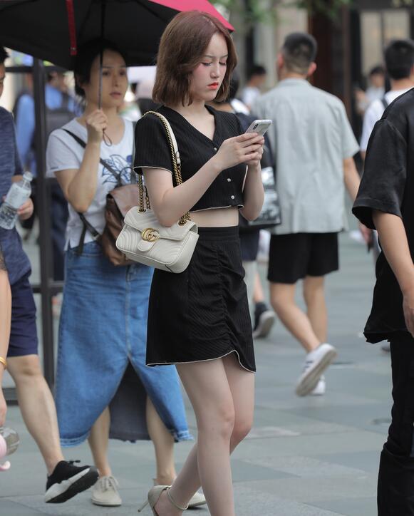精选街拍 – 美腿白的发亮