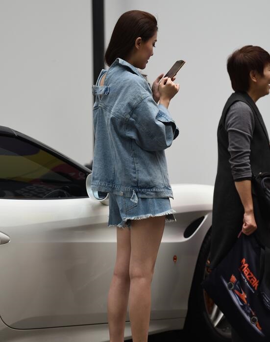 精选街拍 – 拍照的妹子，我来两张