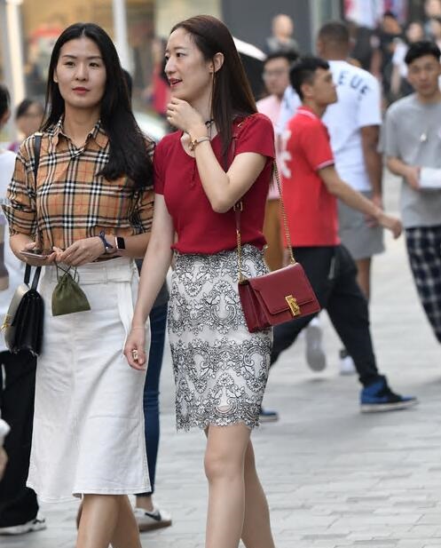 精选街拍 – 平底小红鞋肉丝少妇
