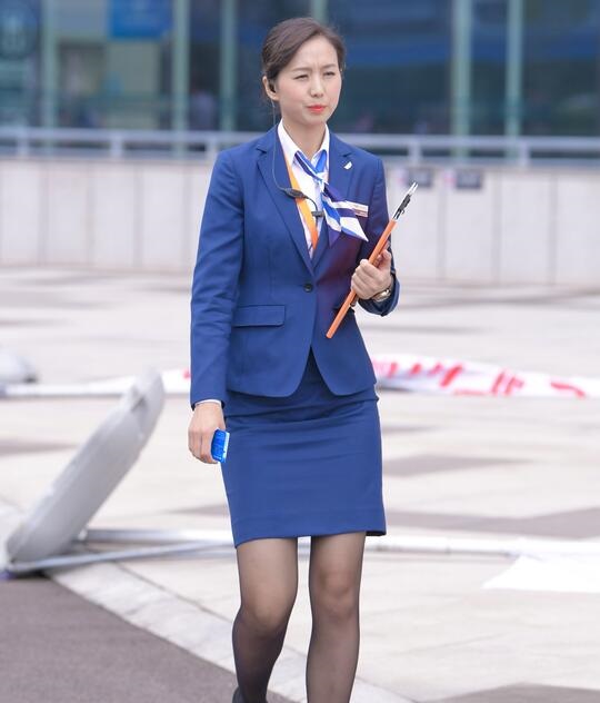 精选街拍 – 气质黑丝白领美女