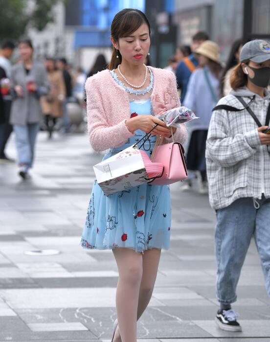 精选街拍 – 气质佳，美腿，肉丝美人