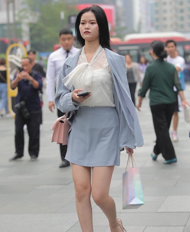 精选街拍 – 气质温柔的美腿女生