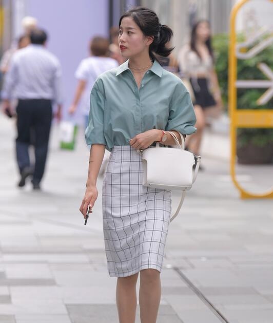 精选街拍 – 轻熟肉丝少妇