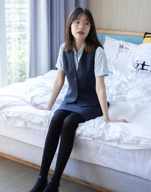 [BoBoSocks袜啵啵] NO.038 小甜豆-建行行服、高跟鞋、厚黑丝（花絮版）