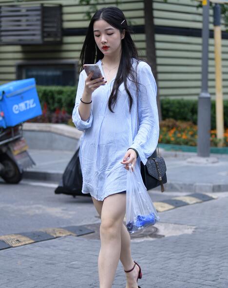 精选街拍 – 清纯长腿美女