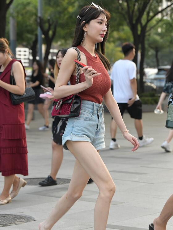 精选街拍 – 热裤美腿丰富身材