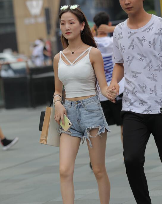 精选街拍 – 热裤女友