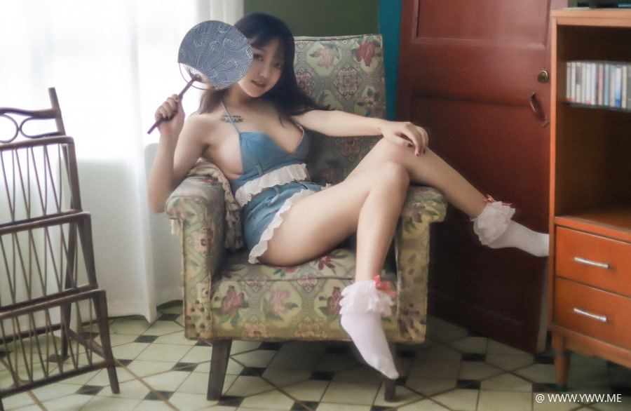 奇行家狗崽 – 桃子听蝉-像素点