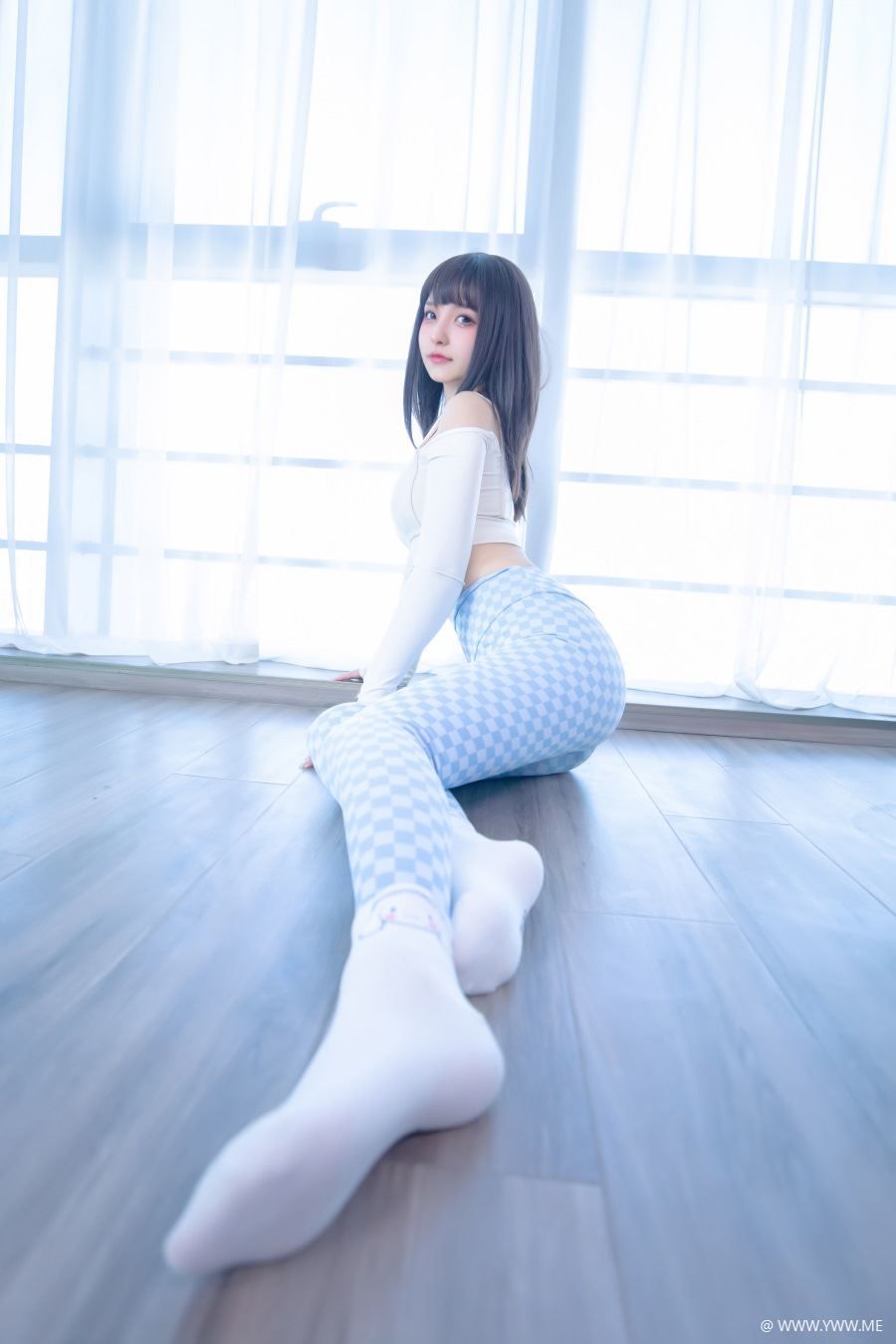 神楽坂真冬 – 《蓝白格》-像素点