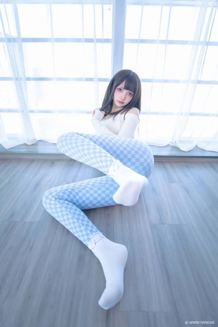 神楽坂真冬 – 《蓝白格》-像素点