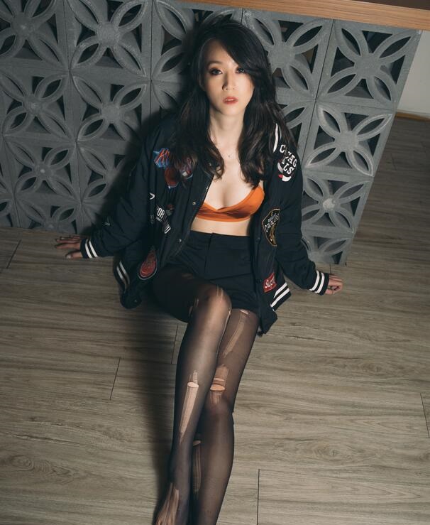 [台湾Limerence] 性感妹子近距离撕扯黑丝袜!高CP震撼上架