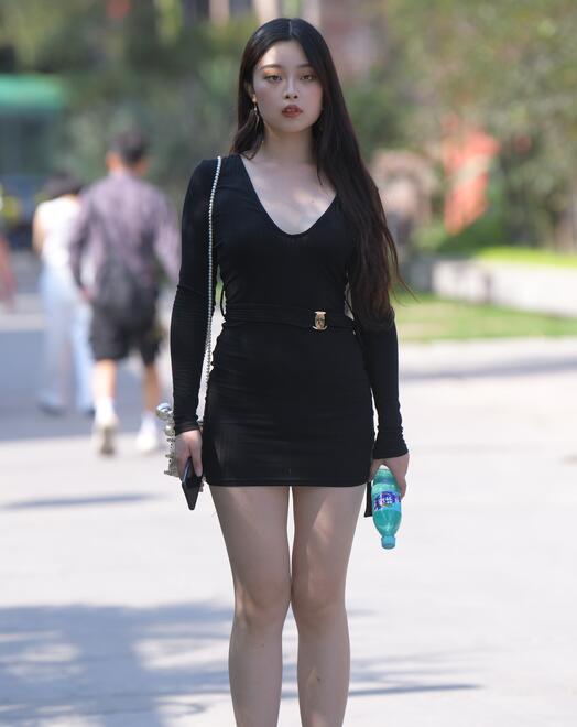 一始作品 黑色紧身裙美女