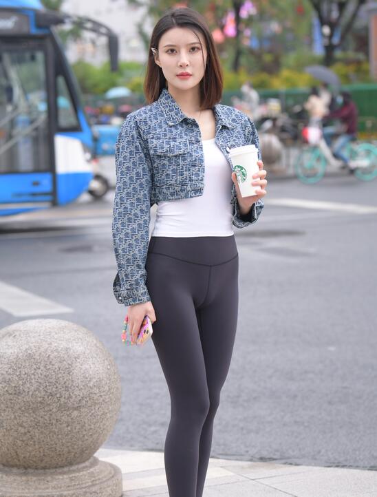 一始作品 黑色瑜伽裤美女