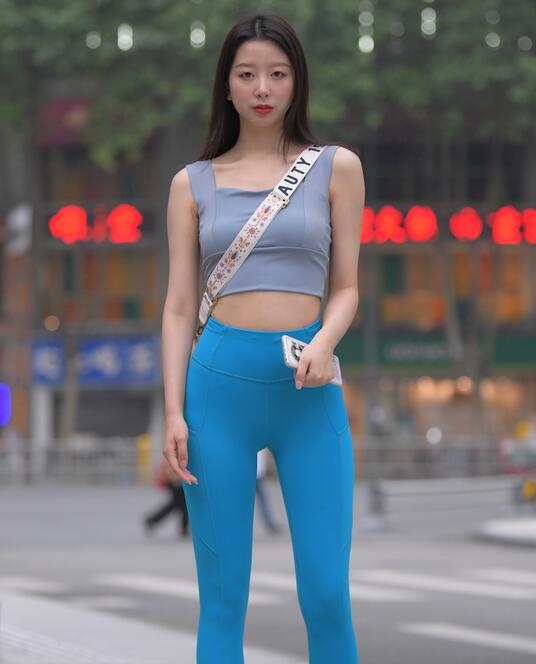 一始作品 蓝色瑜伽裤美女