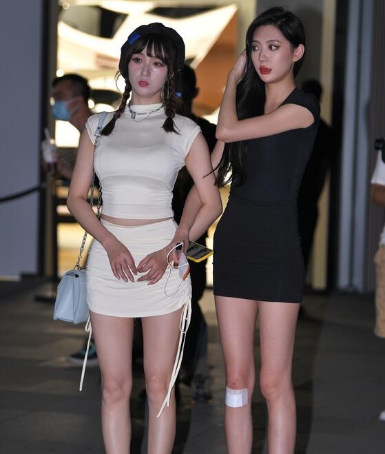 久久作品 白短裙长腿美女