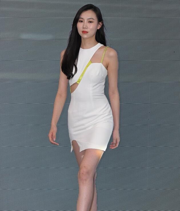 久久作品 白裙高跟长腿美女模特