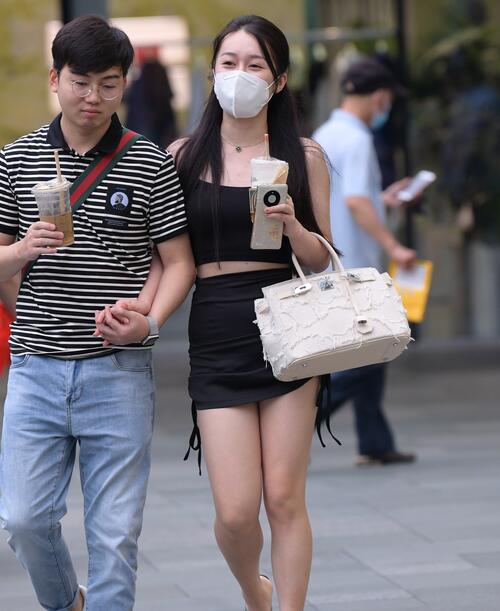 视觉冲击作品 白皙大白腿女友