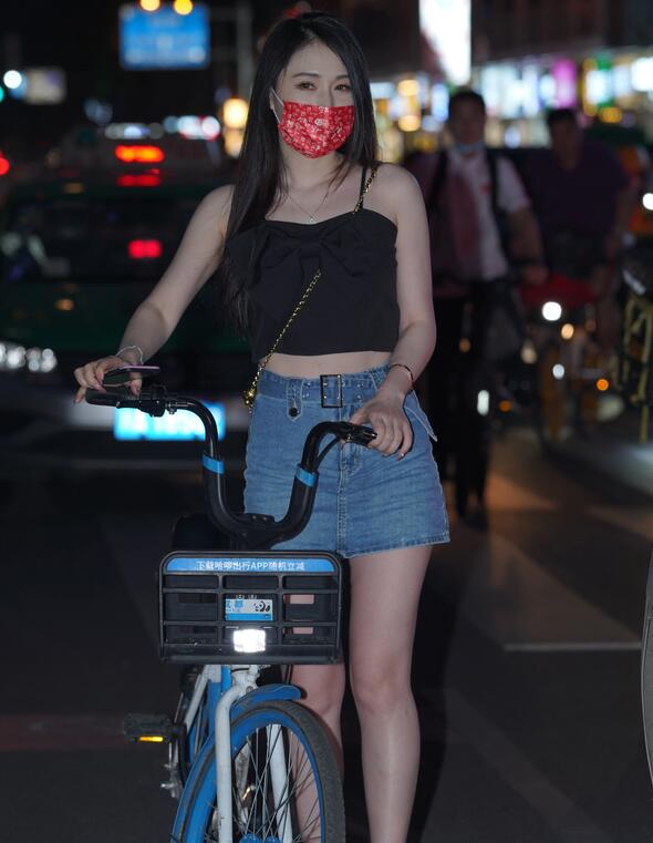 凯恩公爵作品 高跟短裙骑车美女 贵在真实