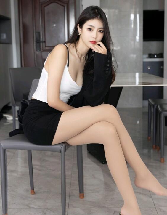 [XiuRen秀人网] 2022.09.01 No.5530 可樂Vicky 短裙美腿