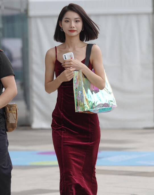 凯恩公爵作品 红裙气质美女