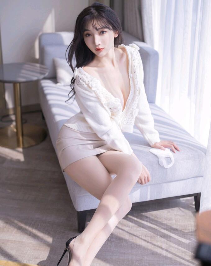 [XiuRen秀人网] 2022.10.27 No.5771 陆萱萱 短裙美腿